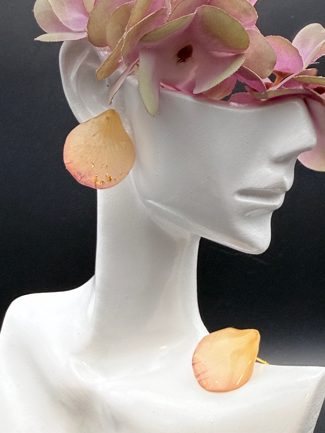 Cercei eleganți cu mini petale de trandafir naturale în rășină - bijuterii - cercei - cercei din rășină - Artynos.ro