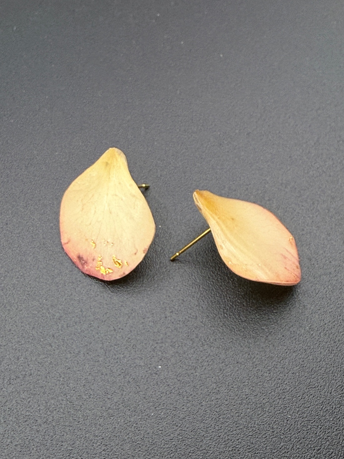 Cercei eleganți cu mini petale de trandafir naturale în rășină - bijuterii - cercei - cercei din rășină - Artynos.ro