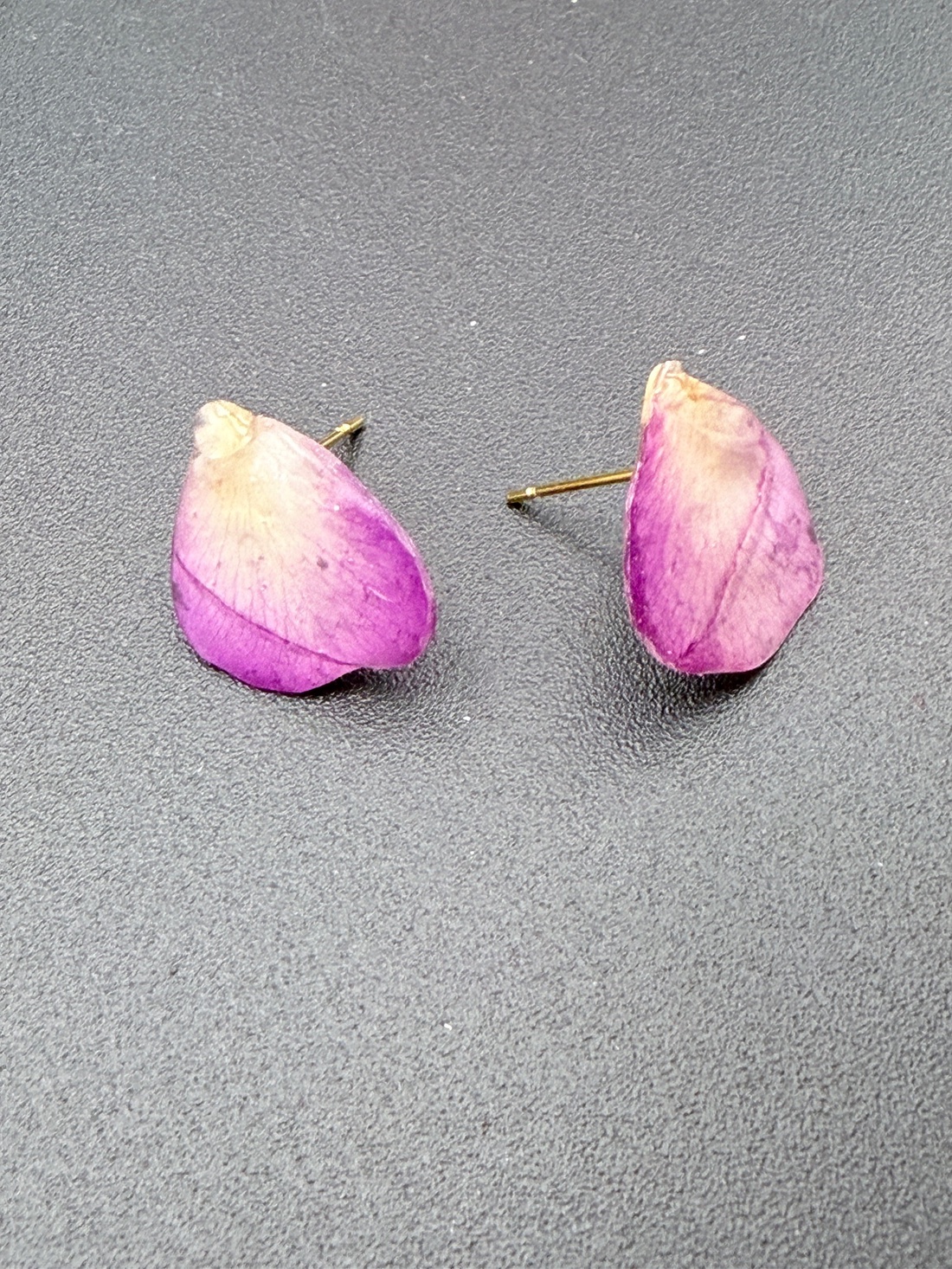 Cercei eleganți cu mini petale de trandafir naturale în rășină - bijuterii - cercei - cercei din rășină - Artynos.ro