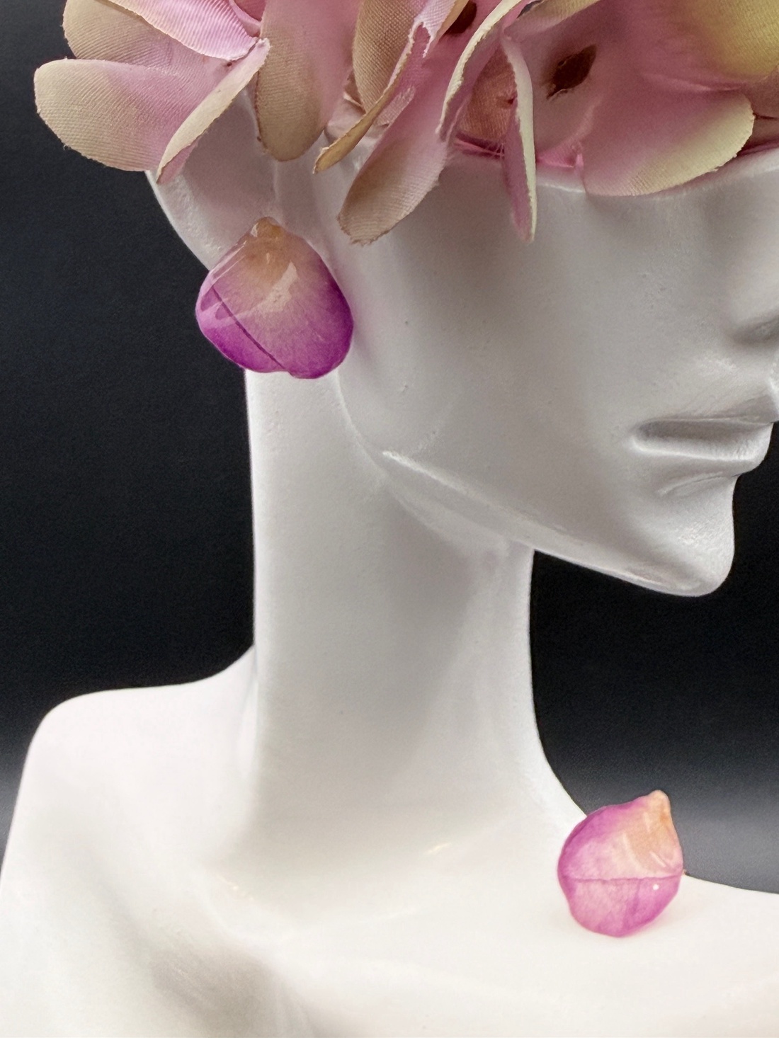 Cercei eleganți cu mini petale de trandafir naturale în rășină - bijuterii - cercei - cercei din rășină - Artynos.ro