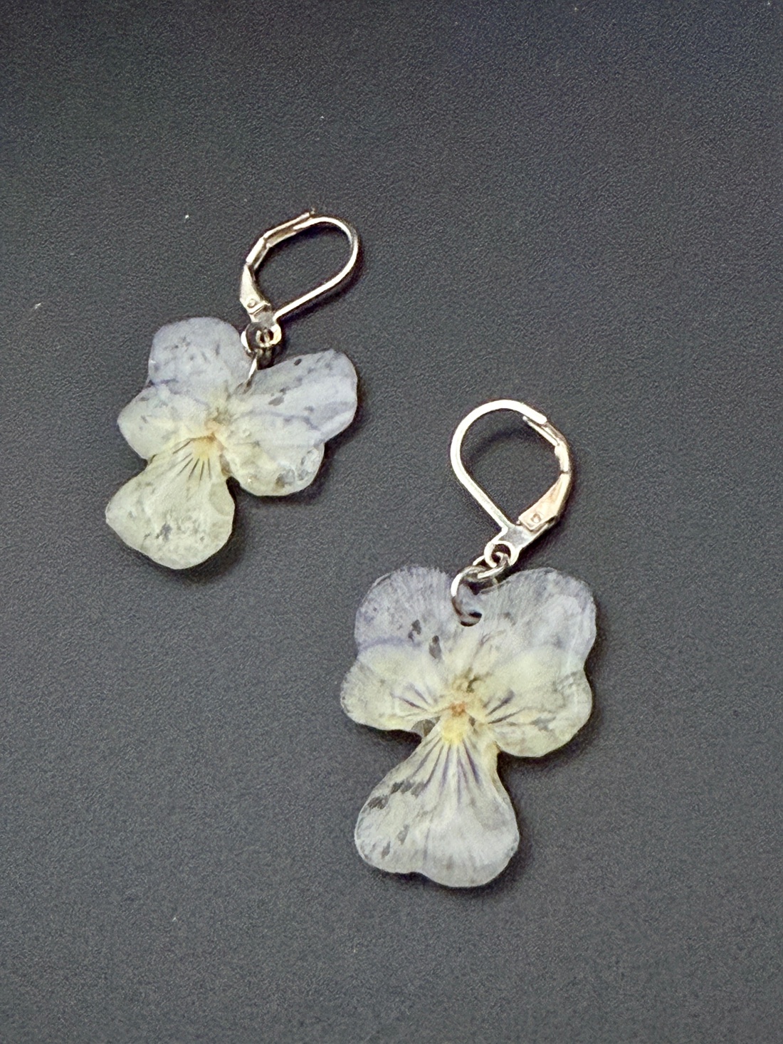 Cercei cu panseluțe naturale în rășină � bijuterii handmade florale - bijuterii - cercei - cercei hoops - Artynos.ro