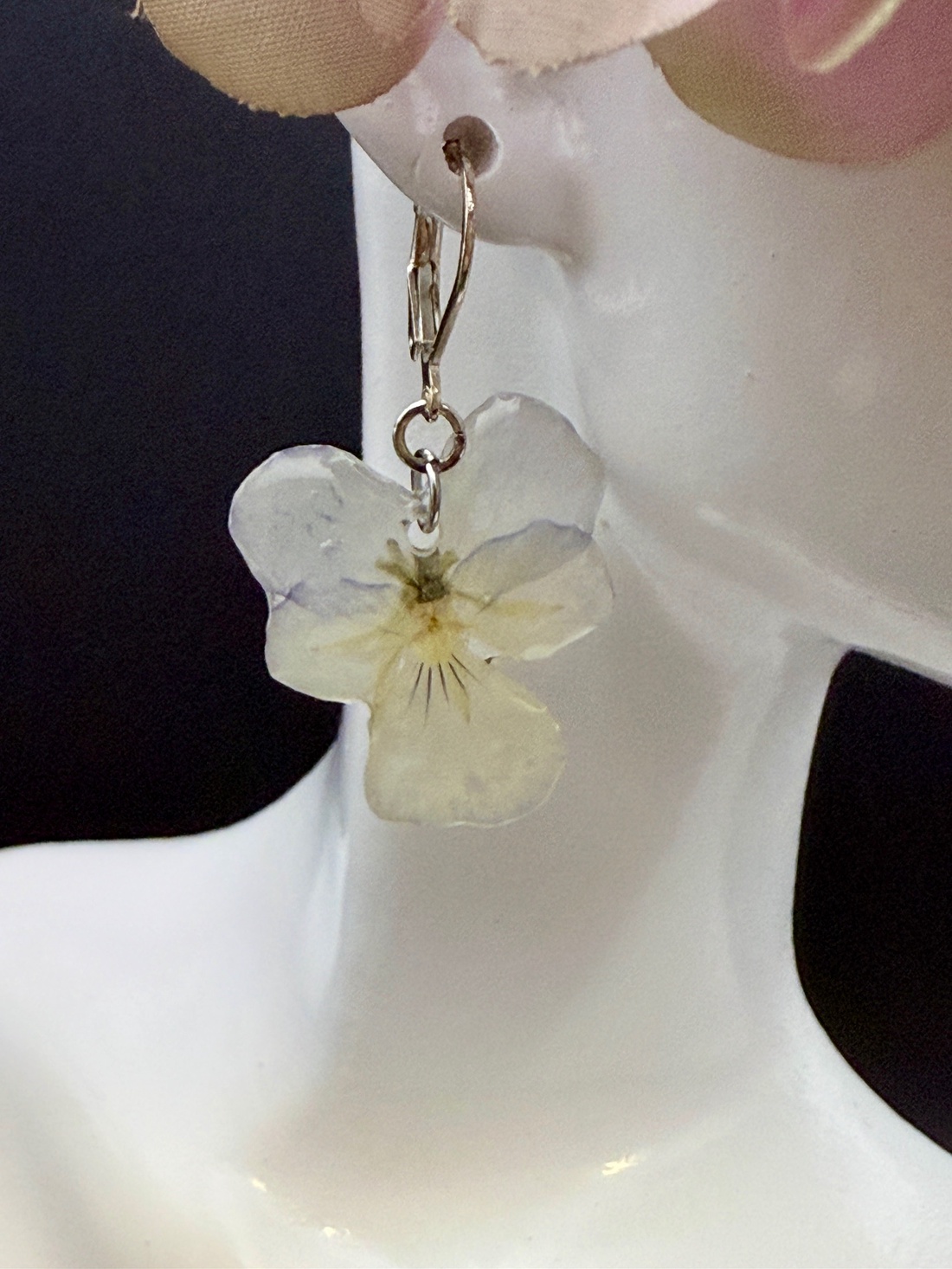 Cercei cu panseluțe naturale în rășină � bijuterii handmade florale - bijuterii - cercei - cercei hoops - Artynos.ro