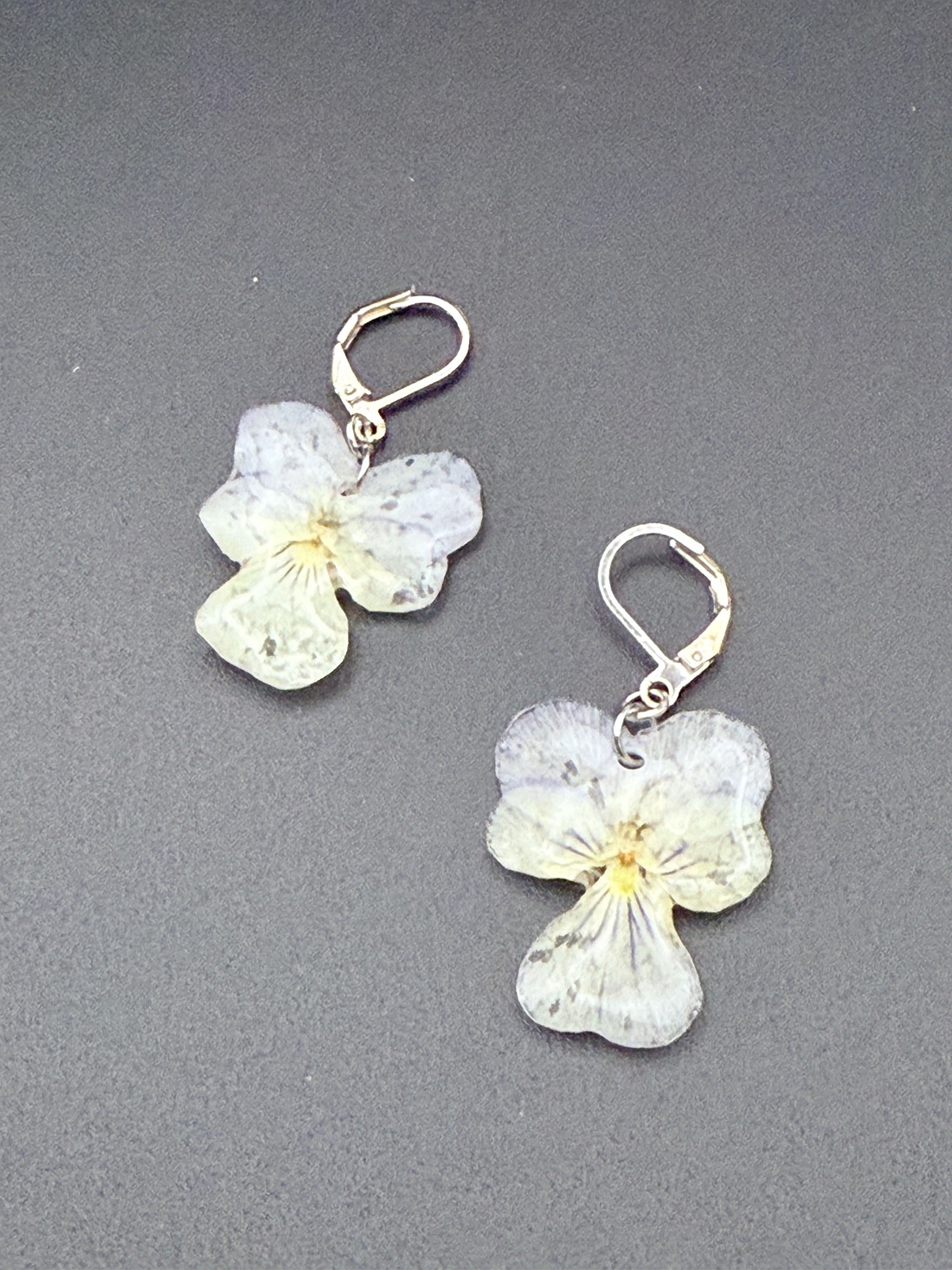 Cercei cu panseluțe naturale în rășină � bijuterii handmade florale - bijuterii - cercei - cercei hoops - Artynos.ro