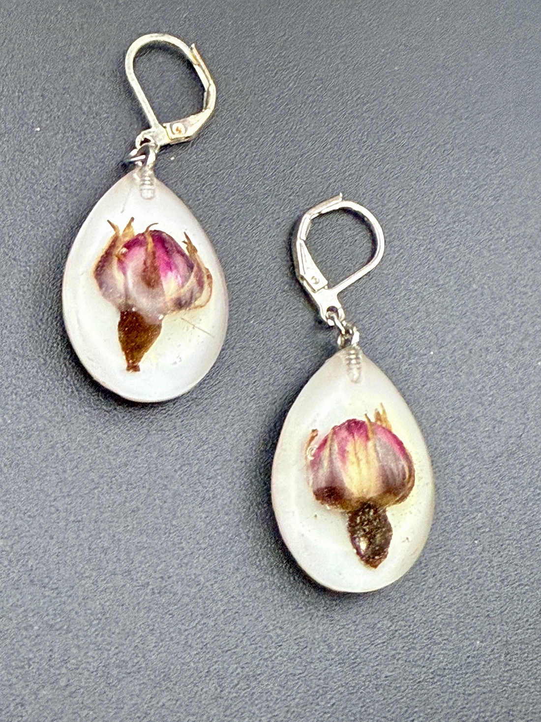  Cercei cu boboc de trandafir natural � bijuterii romantice handmade - bijuterii - cercei - cercei hoops - Artynos.ro