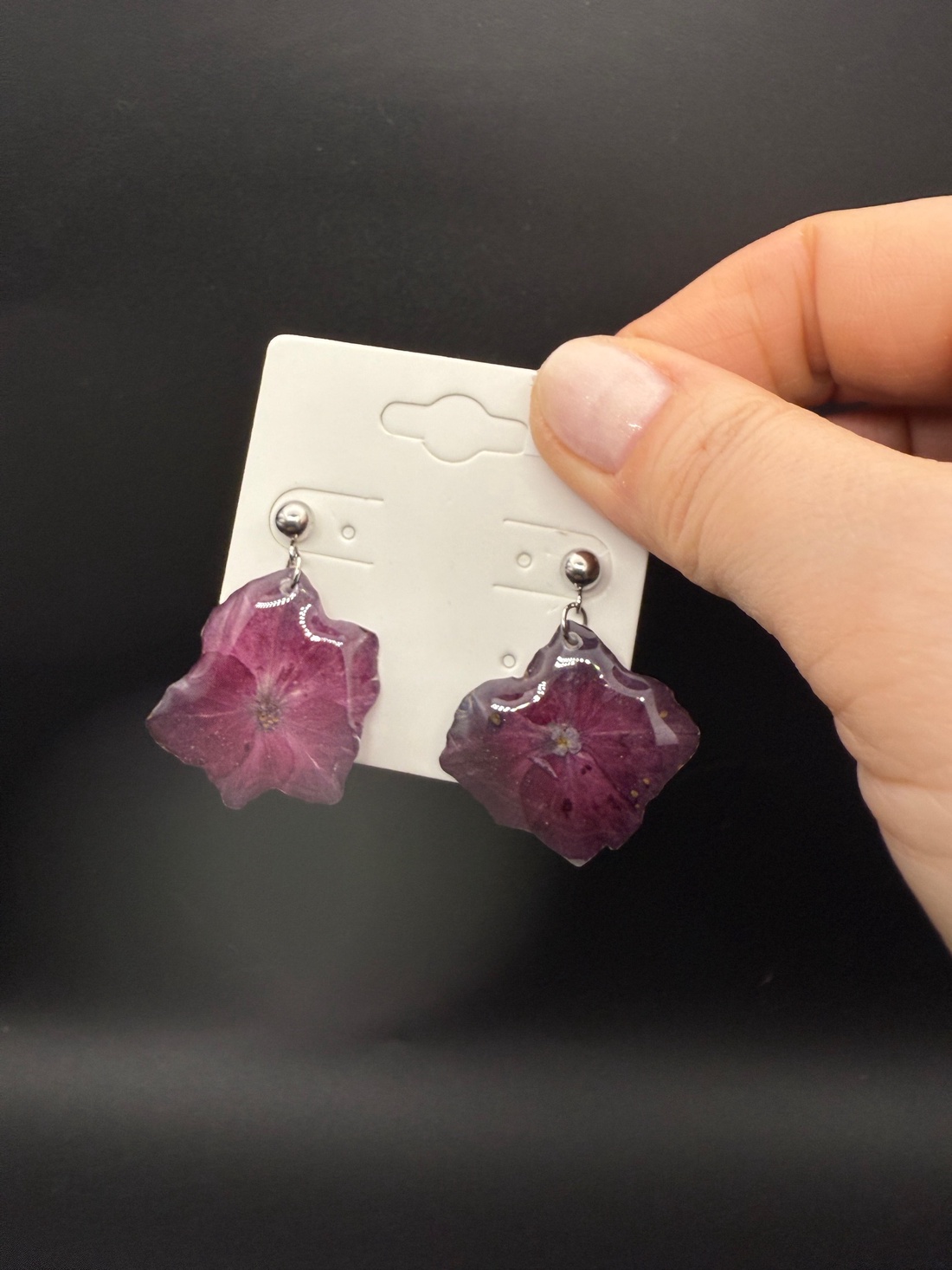 Cercei cu hortensie grena naturală � bijuterii handmade în rășină - bijuterii - cercei - cercei din rășină - Artynos.ro