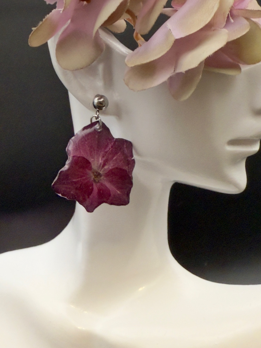 Cercei cu hortensie grena naturală � bijuterii handmade în rășină - bijuterii - cercei - cercei din rășină - Artynos.ro