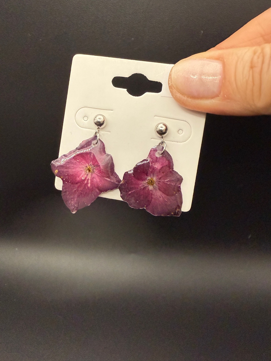 Cercei cu hortensie grena naturală � bijuterii handmade în rășină - bijuterii - cercei - cercei din rășină - Artynos.ro