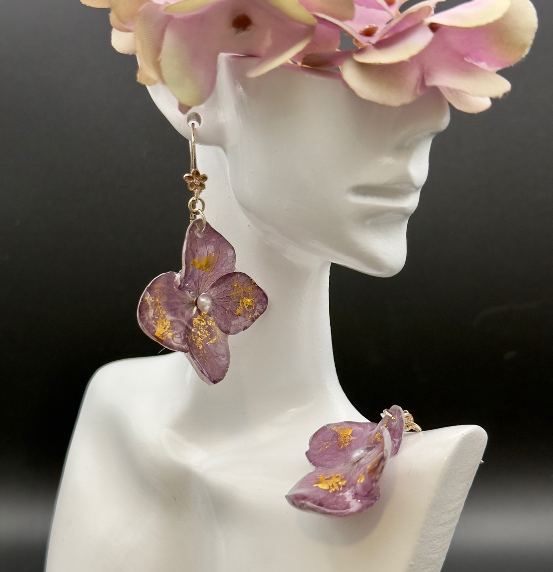 Cercei cu hortensie grena și montură argint 925 � bijuterii handmade elegante - bijuterii - cercei - cercei din argint - Artynos.ro