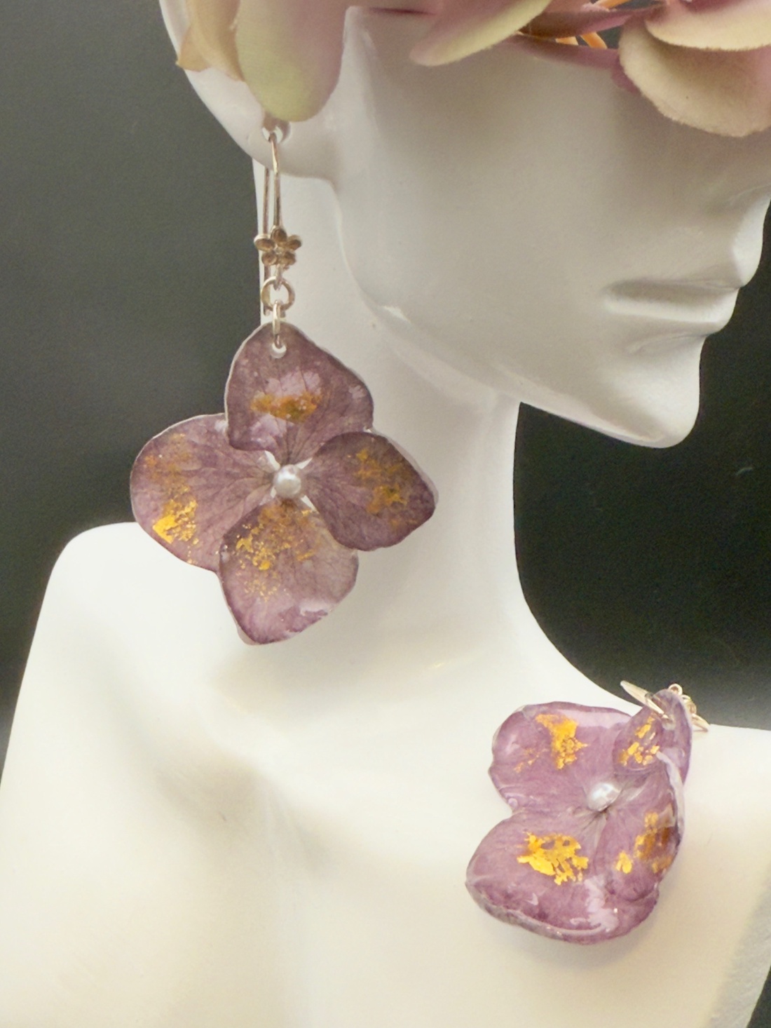 Cercei cu hortensie grena și montură argint 925 � bijuterii handmade elegante - bijuterii - cercei - cercei din argint - Artynos.ro