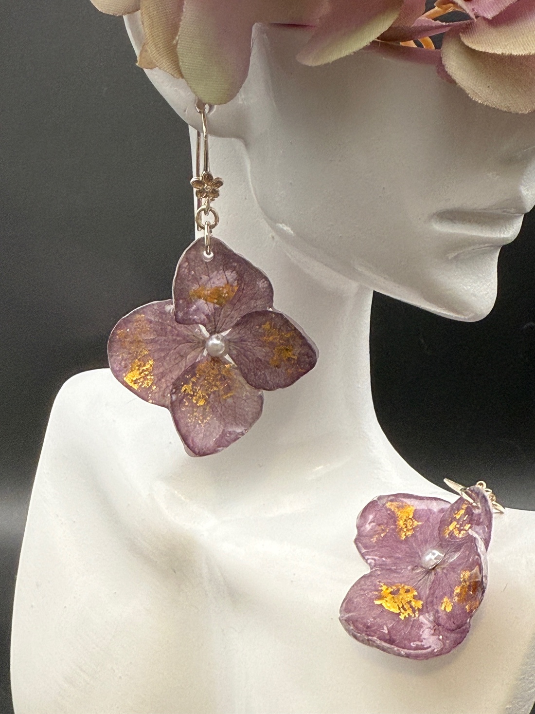 Cercei cu hortensie grena și montură argint 925 � bijuterii handmade elegante - bijuterii - cercei - cercei din argint - Artynos.ro