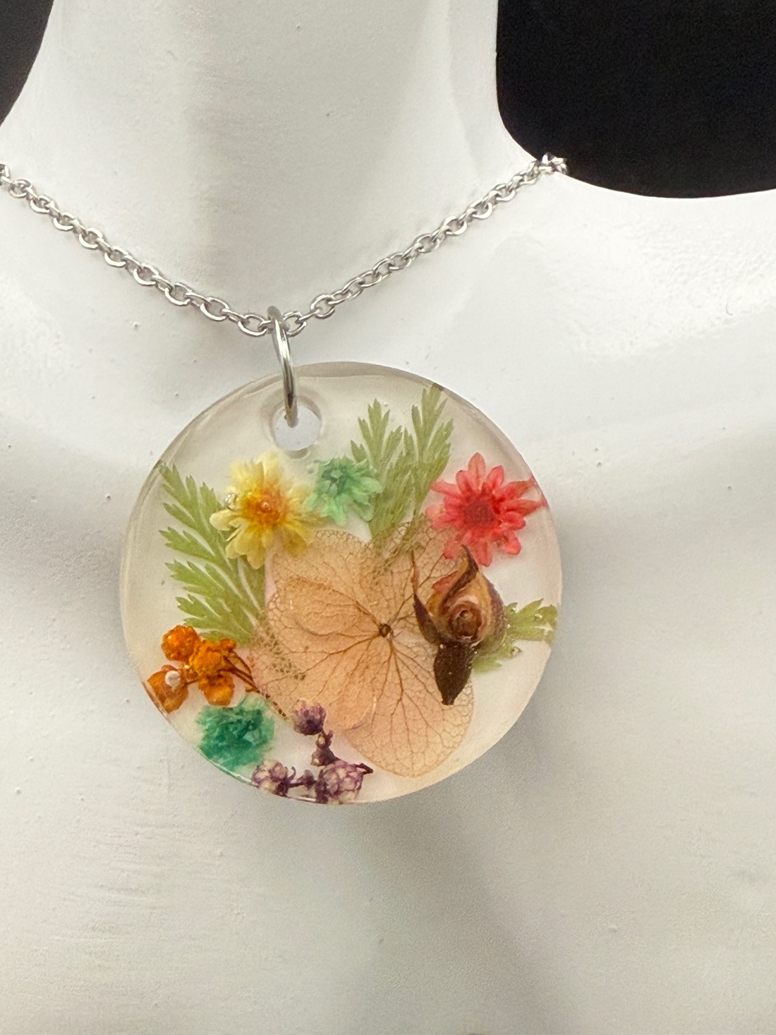 Pandantiv tip terariu cu flori naturale � bijuterie handmade în rășină - bijuterii - coliere - coliere cu pandative - Artynos.ro