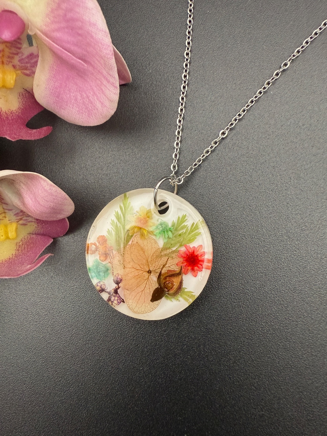 Pandantiv tip terariu cu flori naturale � bijuterie handmade în rășină - bijuterii - coliere - coliere cu pandative - Artynos.ro