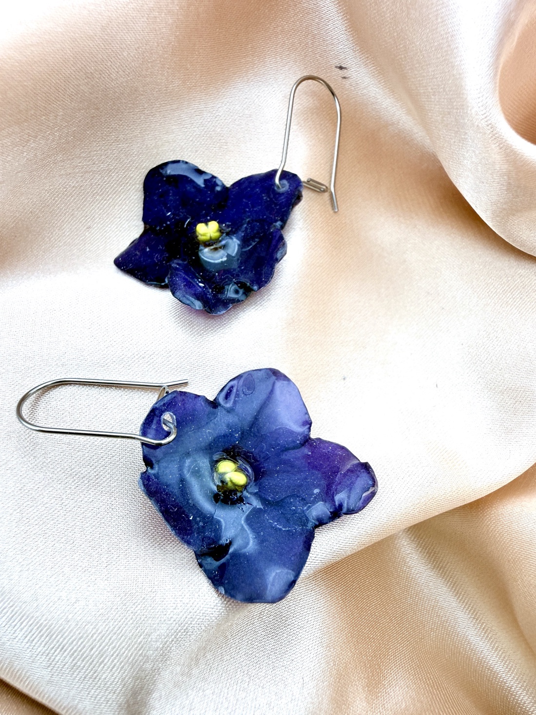 Cercei cu Violete de Parma Naturale Mov in rasina  � Bijuterii Elegante cu Flori - bijuterii - cercei - cercei lungi - Artynos.ro