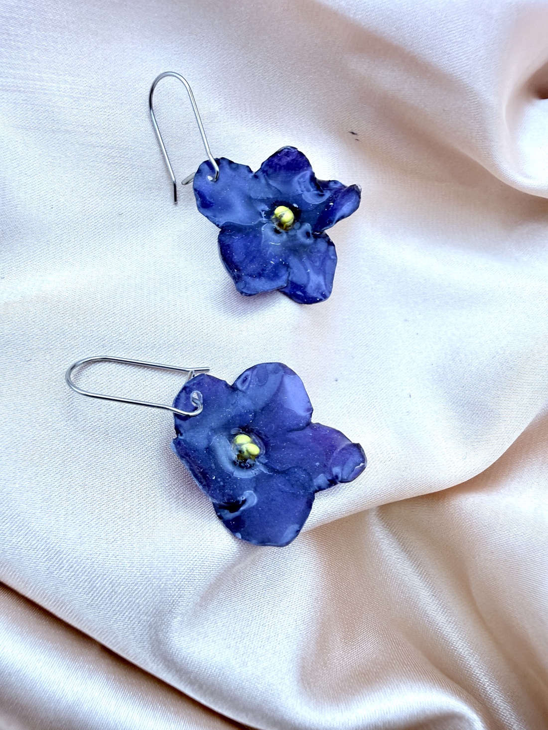 Cercei cu Violete de Parma Naturale Mov in rasina  � Bijuterii Elegante cu Flori - bijuterii - cercei - cercei lungi - Artynos.ro
