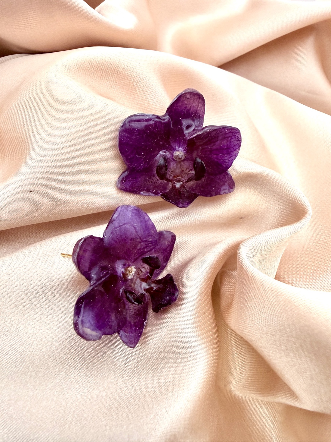 Cercei cu Mini Orhidee violet Naturale in rasina uv � Bijuterii Handmade Elegante - bijuterii - cercei - cercei din rășină - Artynos.ro