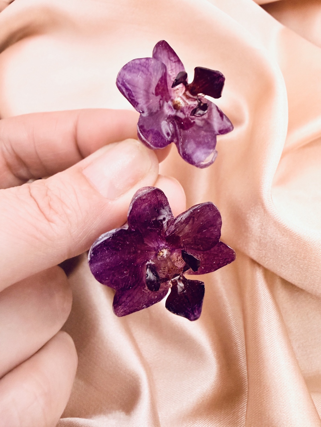 Cercei cu Mini Orhidee violet Naturale in rasina uv � Bijuterii Handmade Elegante - bijuterii - cercei - cercei din rășină - Artynos.ro