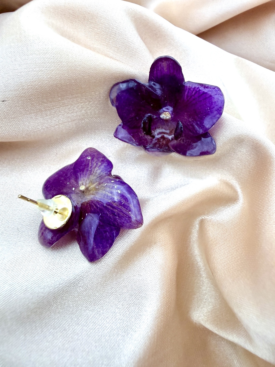 Cercei cu Mini Orhidee violet Naturale in rasina uv � Bijuterii Handmade Elegante - bijuterii - cercei - cercei din rășină - Artynos.ro