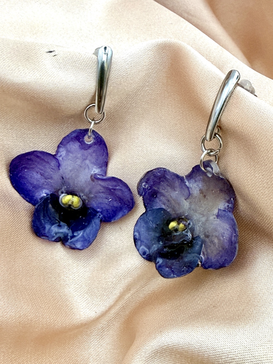 Cercei cu Violete de Parma mov Naturale � Bijuterii cu Flori - bijuterii - cercei - cercei din rășină - Artynos.ro