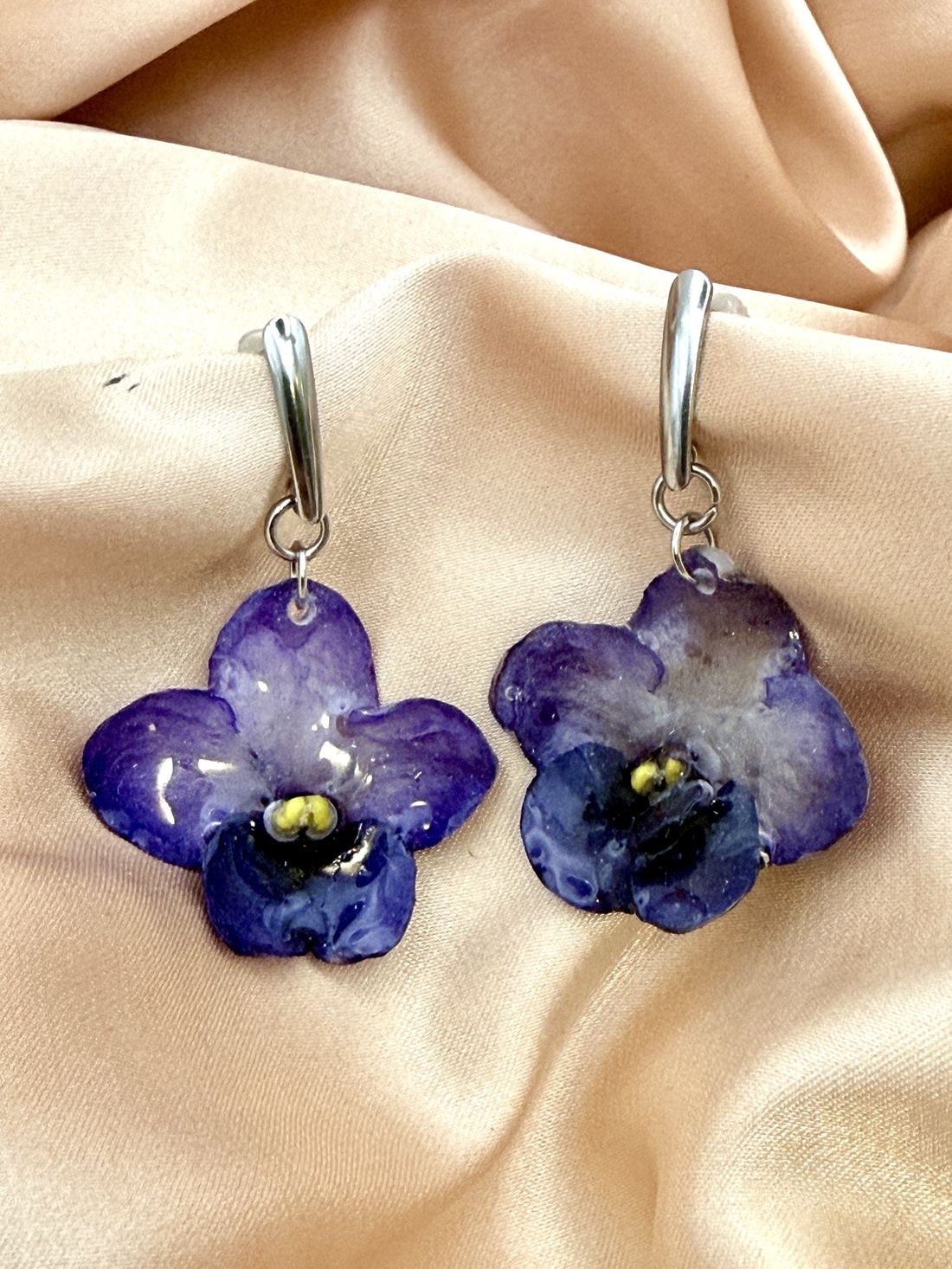 Cercei cu Violete de Parma mov Naturale � Bijuterii cu Flori - bijuterii - cercei - cercei din rășină - Artynos.ro
