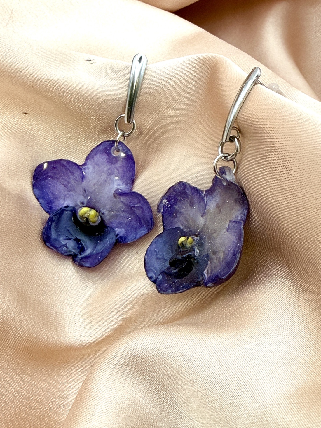 Cercei cu Violete de Parma mov Naturale � Bijuterii cu Flori - bijuterii - cercei - cercei din rășină - Artynos.ro