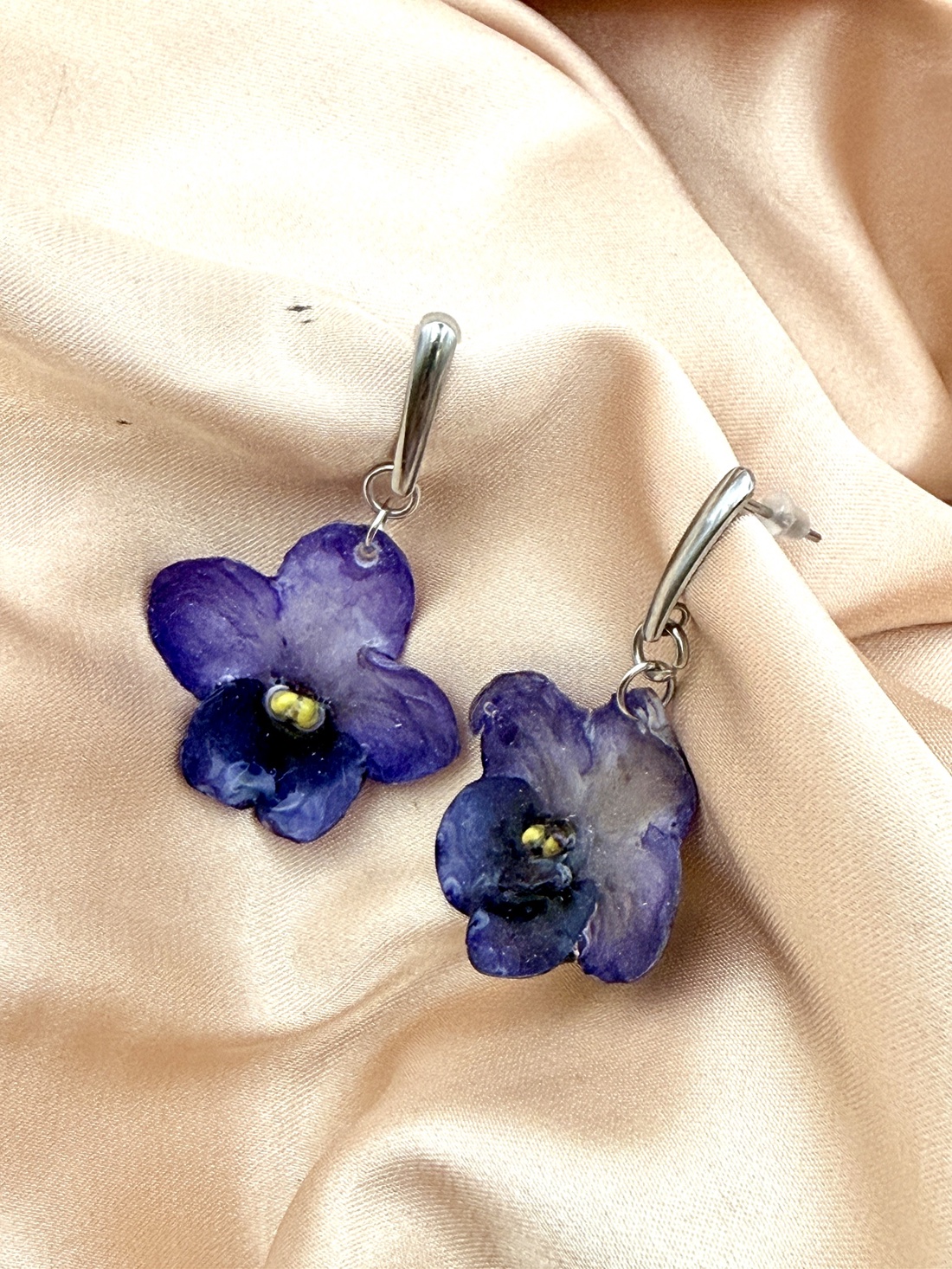 Cercei cu Violete de Parma mov Naturale � Bijuterii cu Flori - bijuterii - cercei - cercei din rășină - Artynos.ro