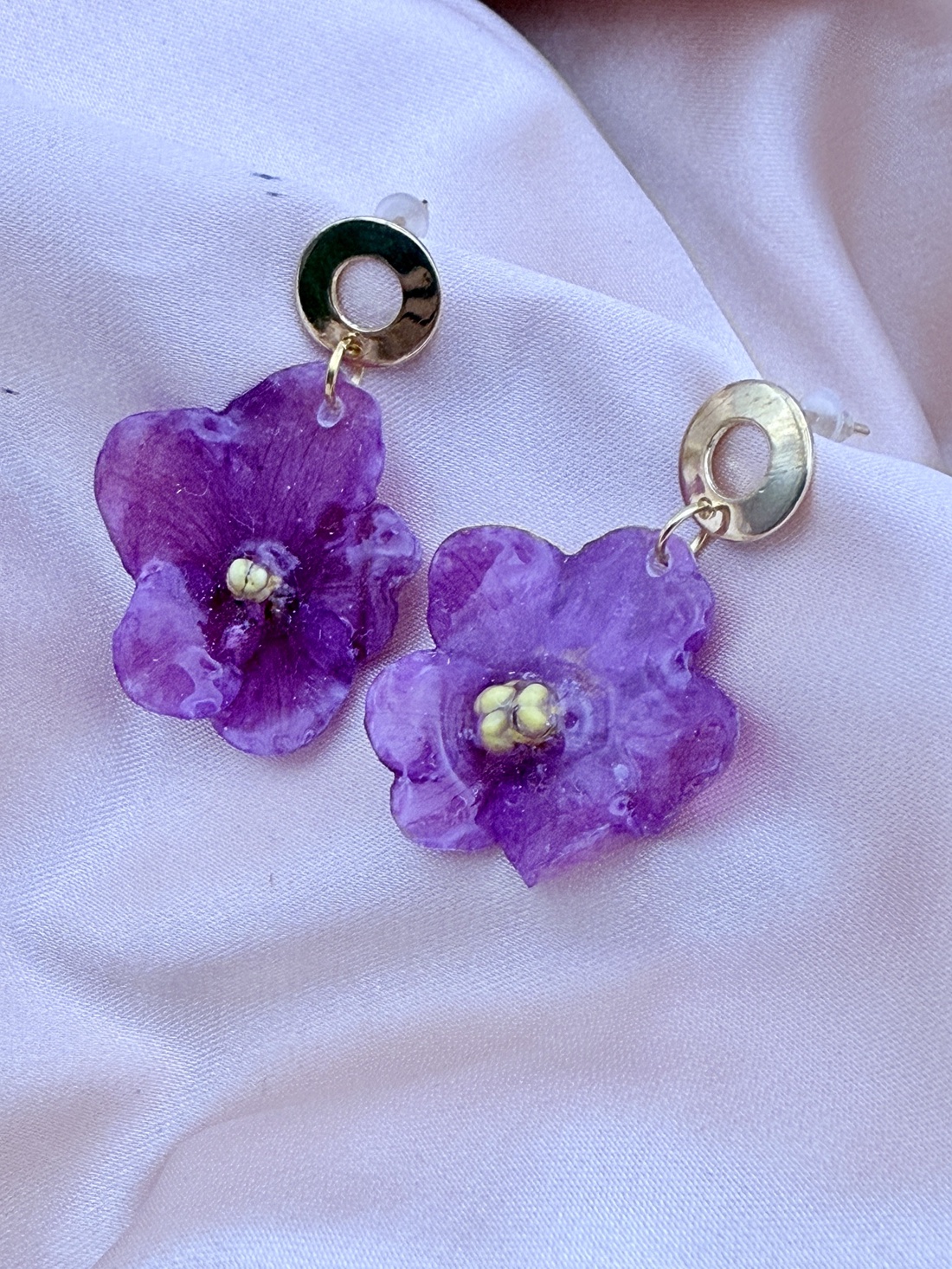 Cercei cu Violete de Parma Naturale roz  � Bijuterii Elegante cu Flori - bijuterii - cercei - cercei din rășină - Artynos.ro