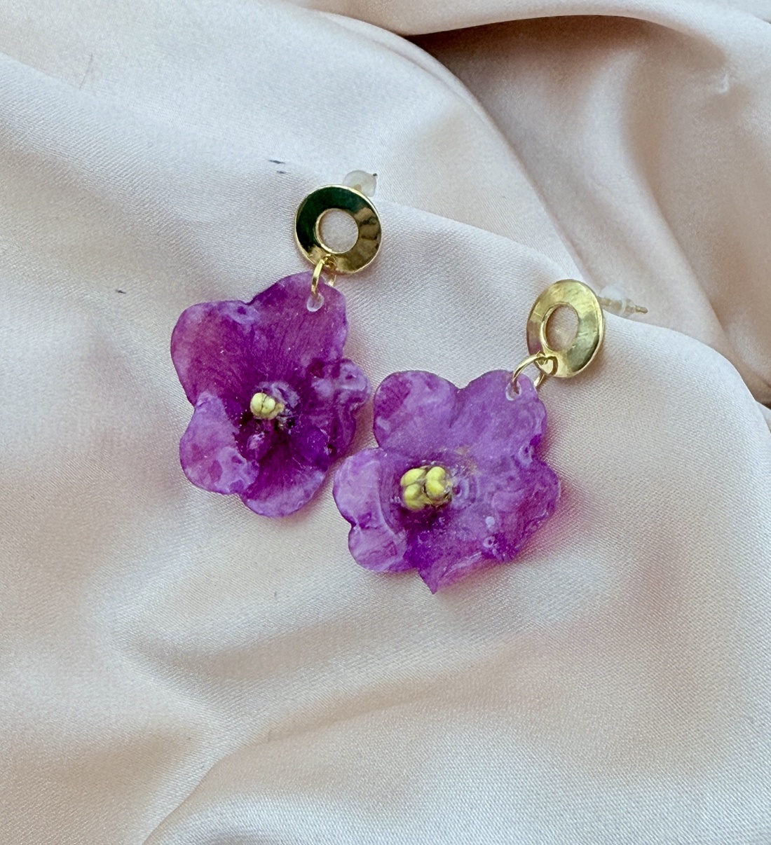 Cercei cu Violete de Parma Naturale roz  � Bijuterii Elegante cu Flori - bijuterii - cercei - cercei din rășină - Artynos.ro