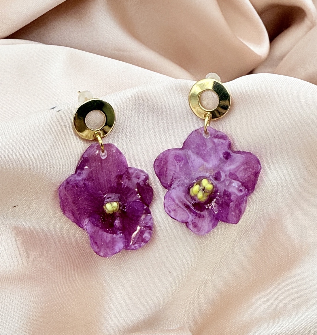 Cercei cu Violete de Parma Naturale roz  � Bijuterii Elegante cu Flori - bijuterii - cercei - cercei din rășină - Artynos.ro