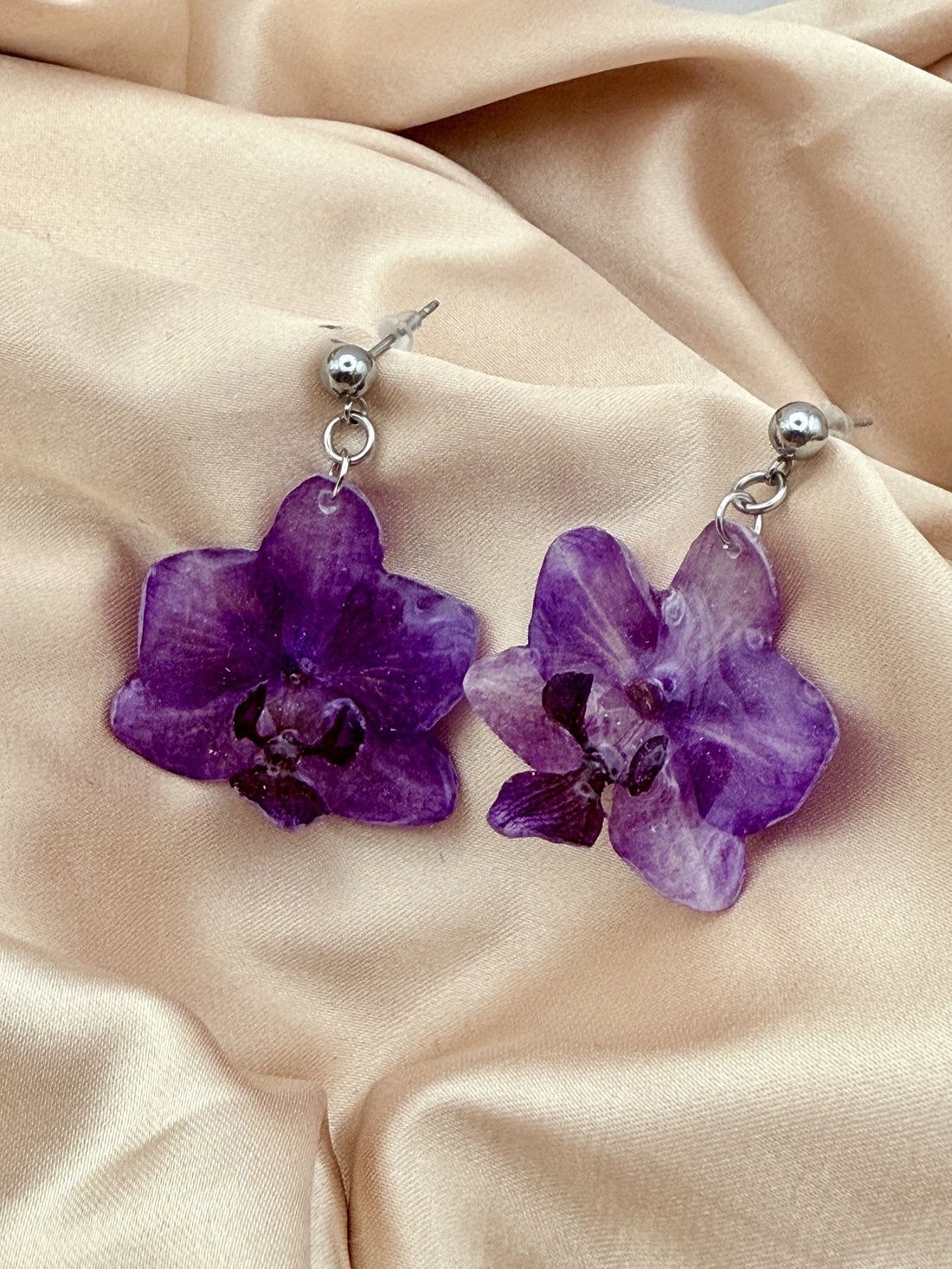 Cercei cu Mini Orhidee Naturale violet  � Bijuterii Elegante - bijuterii - cercei - cercei din rășină - Artynos.ro