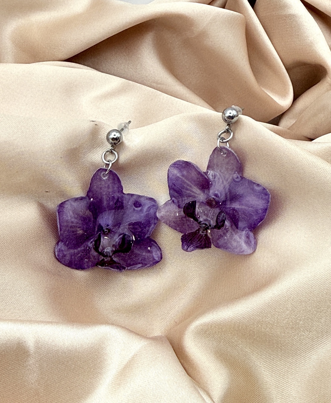 Cercei cu Mini Orhidee Naturale violet  � Bijuterii Elegante - bijuterii - cercei - cercei din rășină - Artynos.ro
