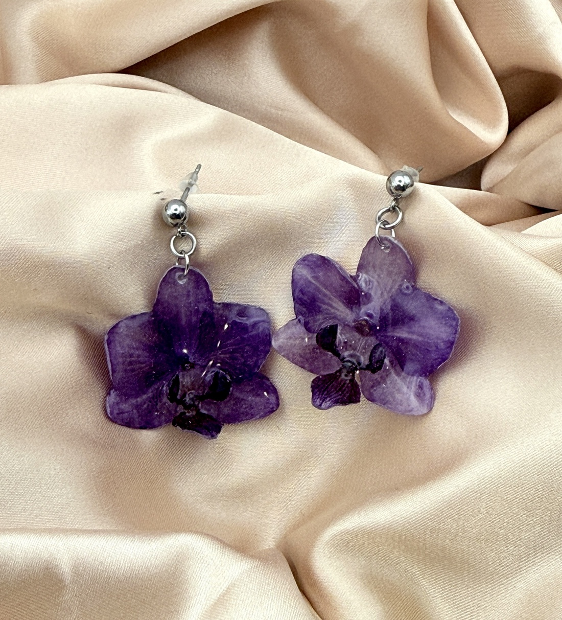 Cercei cu Mini Orhidee Naturale violet  � Bijuterii Elegante - bijuterii - cercei - cercei din rășină - Artynos.ro