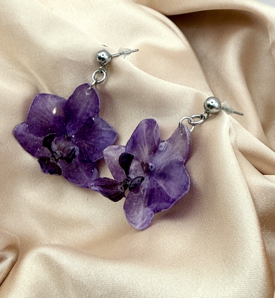 Cercei cu Mini Orhidee Naturale violet  � Bijuterii Elegante - bijuterii - cercei - cercei din rășină - Artynos.ro