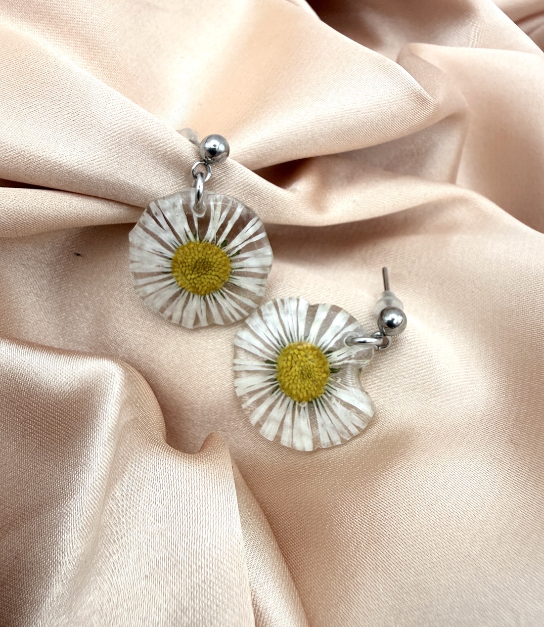 Cercei cu Mini Margarete Albe Naturale � Bijuterii Florale - bijuterii - cercei - cercei din rășină - Artynos.ro