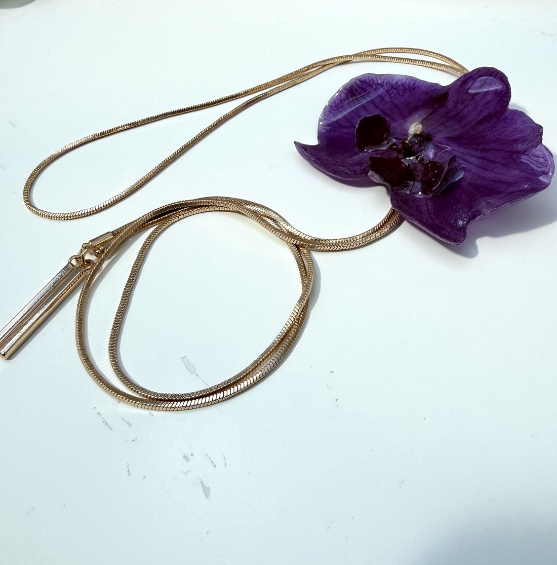 Colier cu Orhidee Naturală în Rășină � Floare Reală Mov pe Lanț Culisant Reglabil din Oțel Inoxidabil  - bijuterii - coliere - coliere cu pandative - Artynos.ro