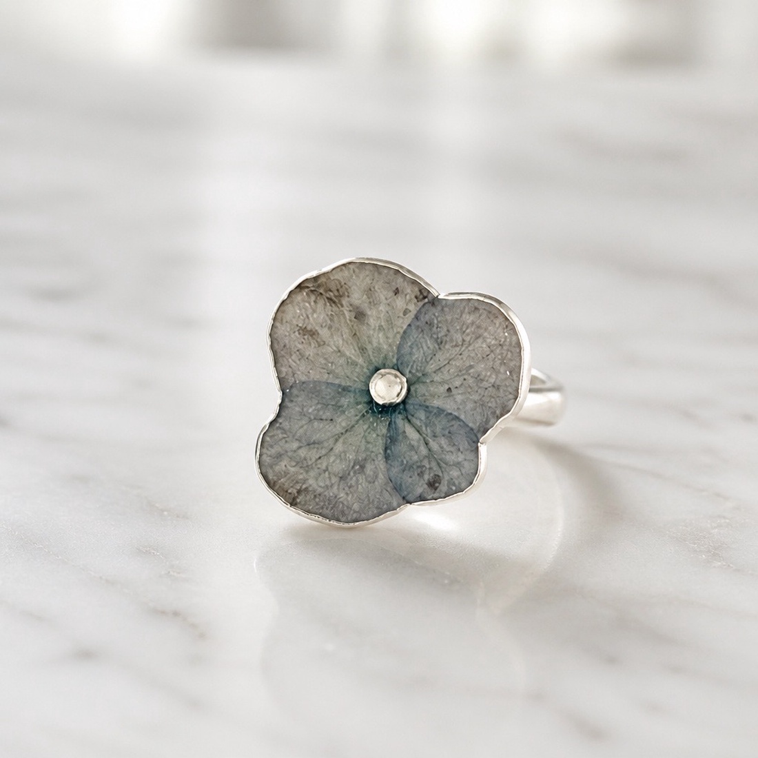 Inel handmade cu hortensie naturală în rășină � Bijuterie florală unicat - bijuterii - inele - inele statement - Artynos.ro