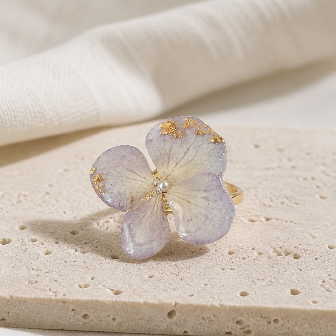 Inel handmade cu hortensie naturală mov și foiță aurie � Bijuterie unicat - bijuterii - inele - inele statement - Artynos.ro