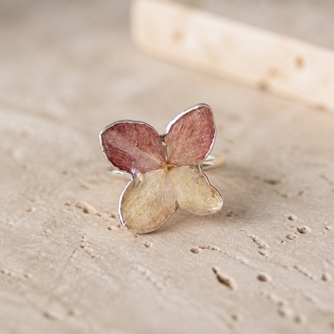 Inel handmade cu hortensie naturală  � Floare naturală în rășină - bijuterii - inele - inele statement - Artynos.ro