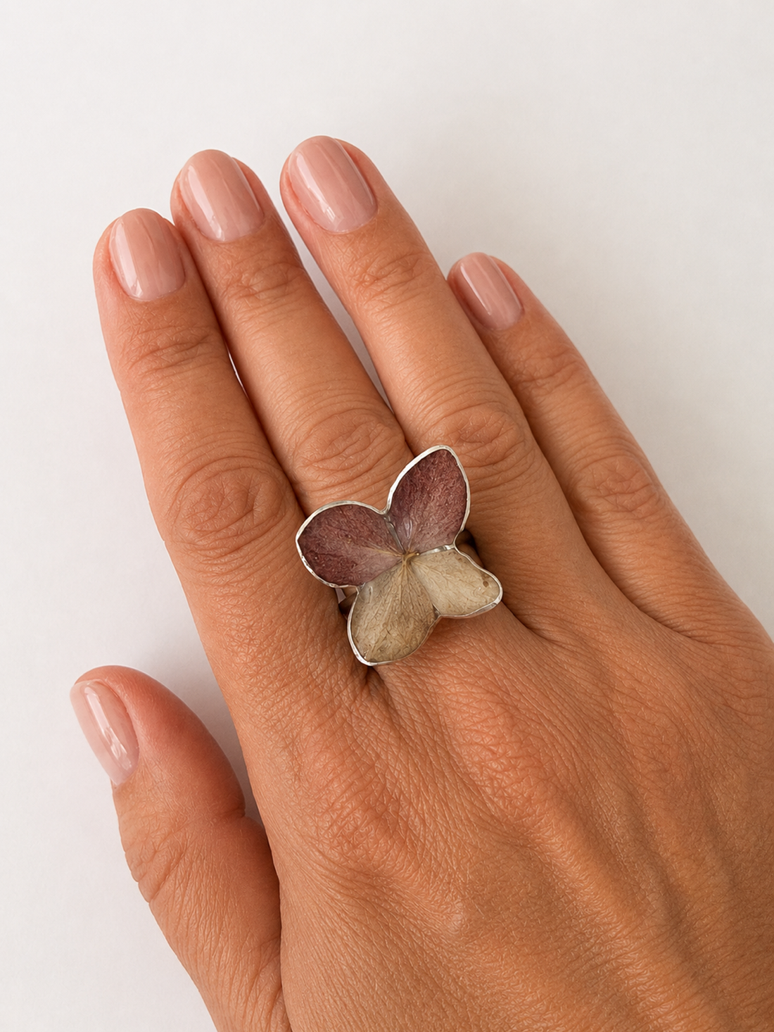 Inel handmade cu hortensie naturală  � Floare naturală în rășină - bijuterii - inele - inele statement - Artynos.ro