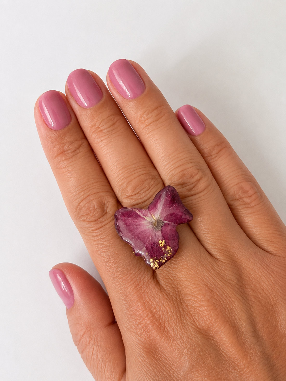 Inel cu hortensie naturală violet în rășină uv  � bijuterie handmade - bijuterii - inele - inele statement - Artynos.ro