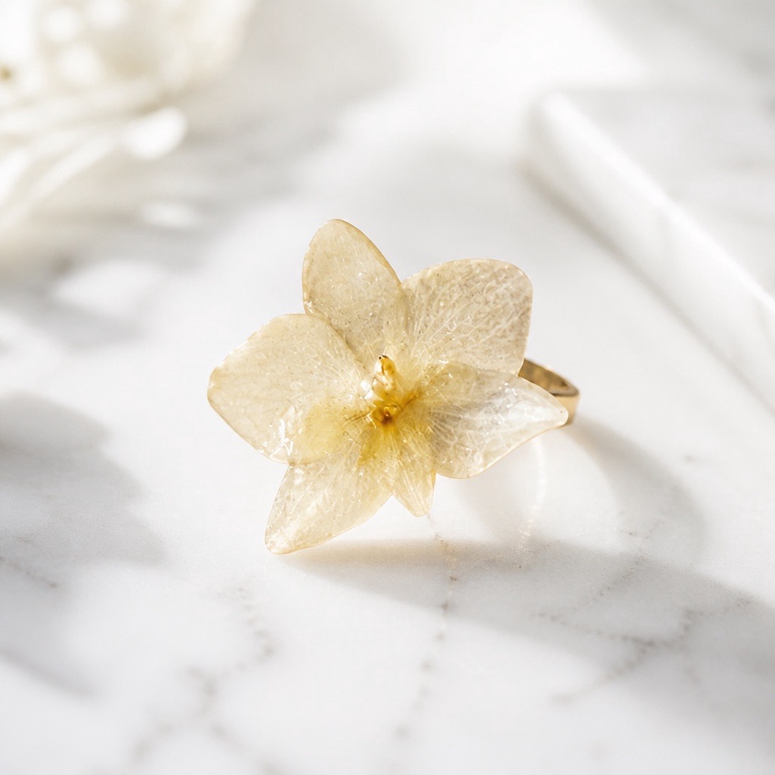 Inel handmade cu orhidee naturală albă în rășină � Bijuterie florală unicat - bijuterii - inele - inele statement - Artynos.ro