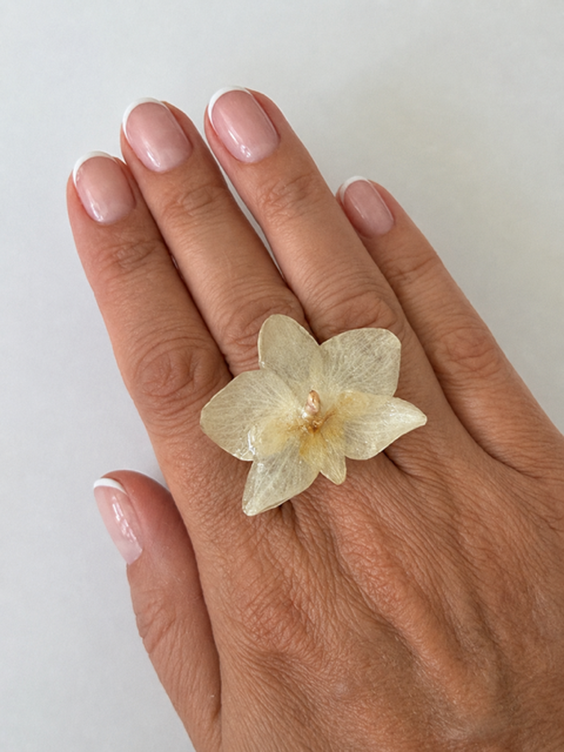 Inel handmade cu orhidee naturală albă în rășină � Bijuterie florală unicat - bijuterii - inele - inele statement - Artynos.ro