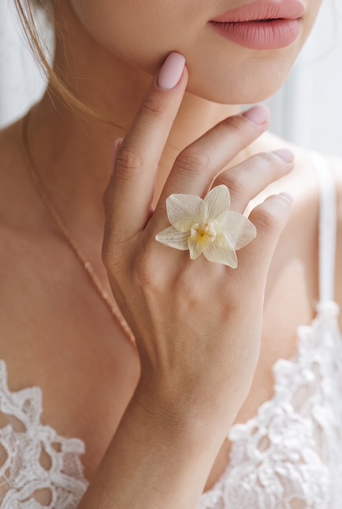 Inel handmade cu orhidee naturală albă în rășină � Bijuterie florală unicat - bijuterii - inele - inele statement - Artynos.ro