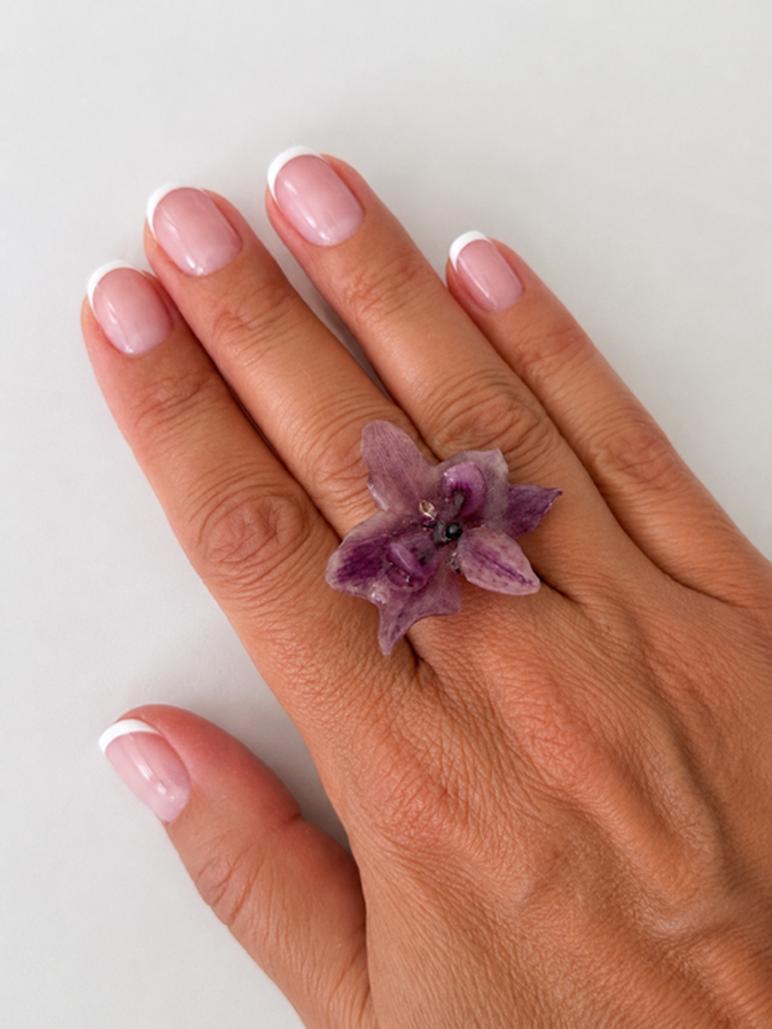 Inel handmade cu orhidee naturală mov în rășină �Inel handmade unicat - bijuterii - inele - inele statement - Artynos.ro