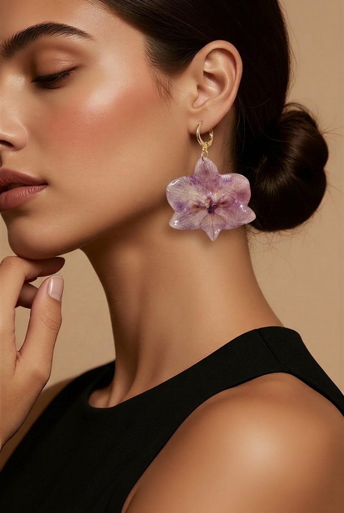 Cercei handmade cu orhidee roz-lila și tortiță aurie - Bijuterii din flori naturale - bijuterii - cercei - cercei din rășină - Artynos.ro
