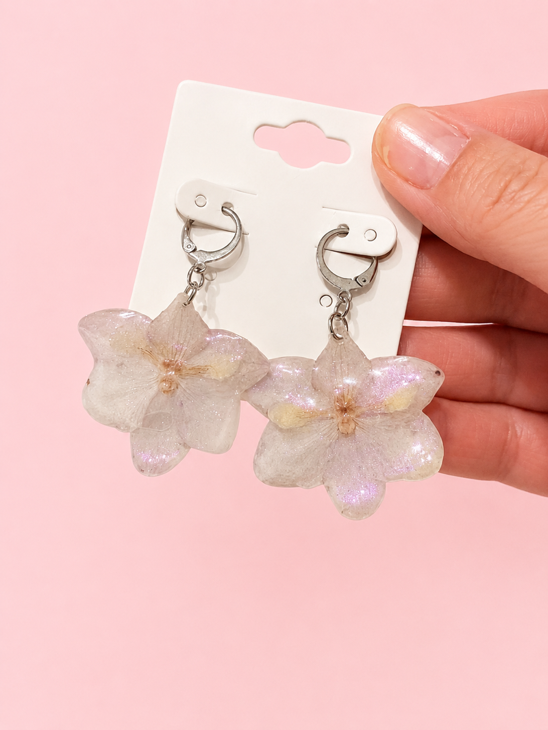 Cercei handmade cu orhidee roz perlată și tortiță argintie - Flori naturale in rasina  - bijuterii - cercei - cercei din rășină - Artynos.ro