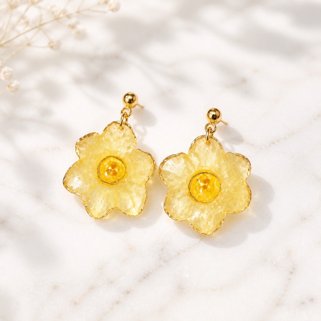 Cercei florali cu narcise naturale � Handmade în România - bijuterii - cercei - cercei din rășină - Artynos.ro