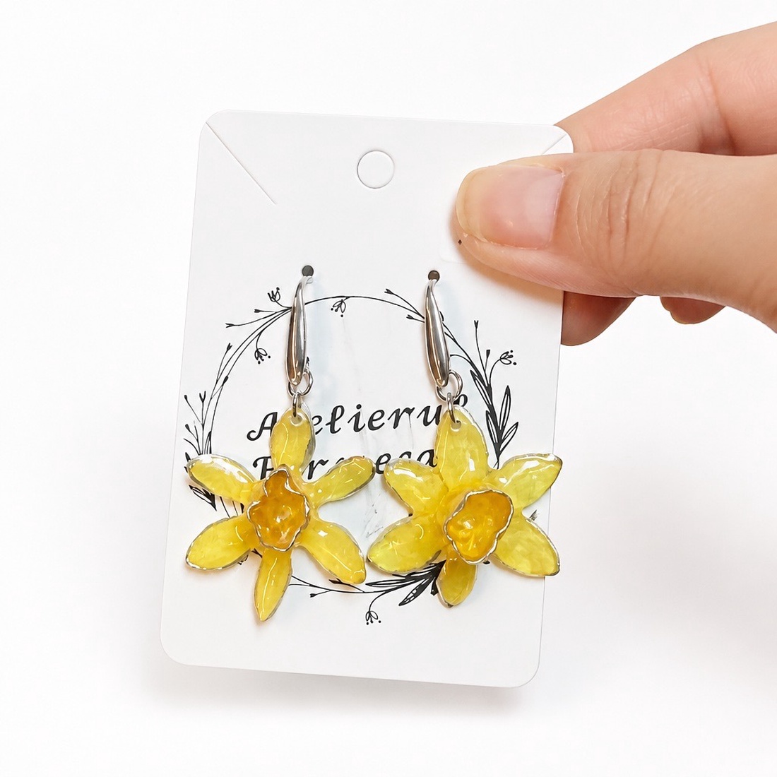 Cercei handmade cu flori naturale de narcisă � Design unicat - bijuterii - cercei - cercei din rășină - Artynos.ro