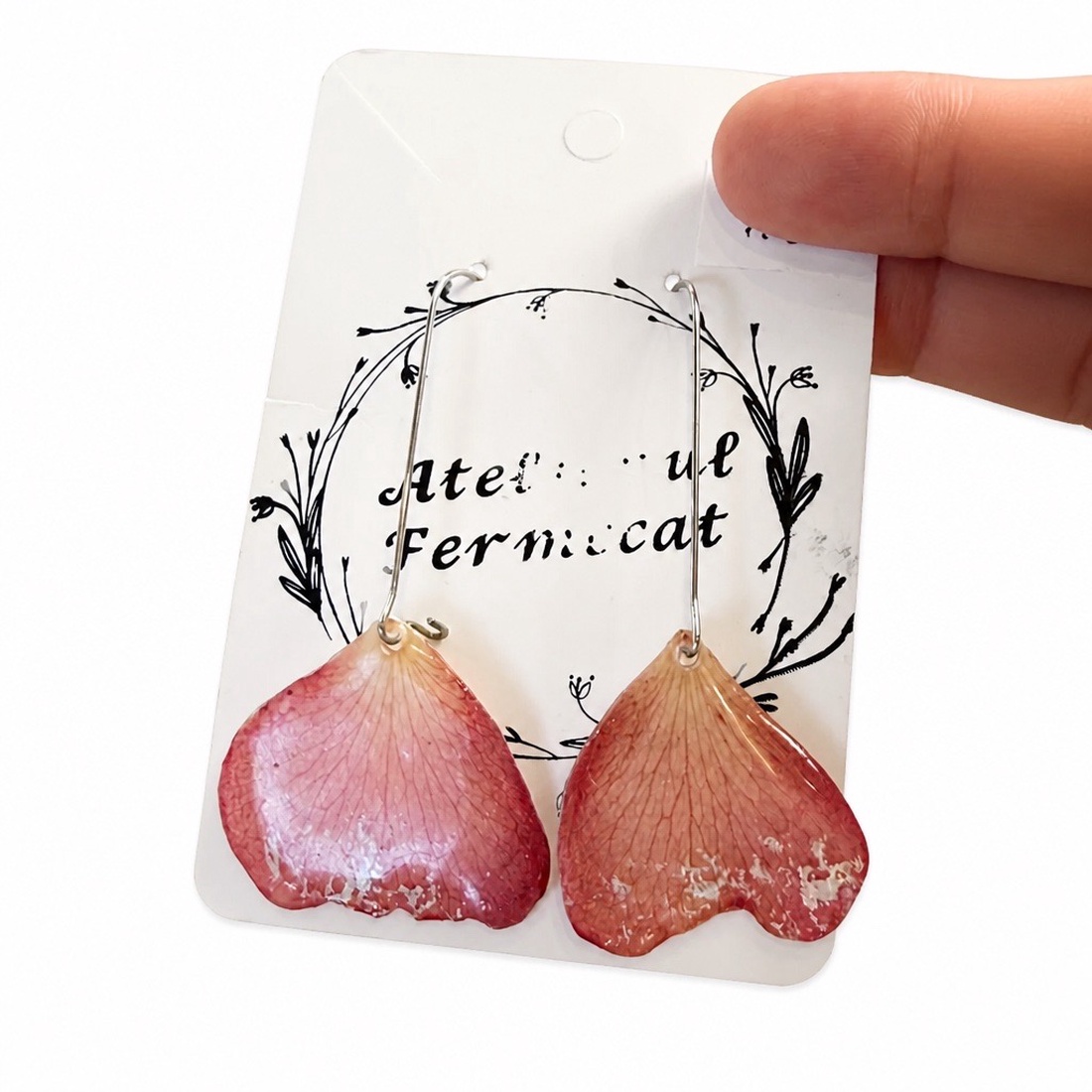 Cercei cu petale de trandafir roz în rășină � bijuterii handmade unicat - bijuterii - cercei - cercei din rășină - Artynos.ro