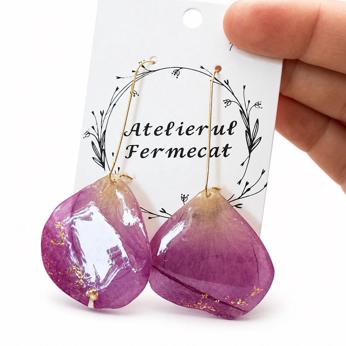 Cercei florali cu petale de trandafir natural - roz intens - bijuterii - cercei - cercei din rășină - Artynos.ro
