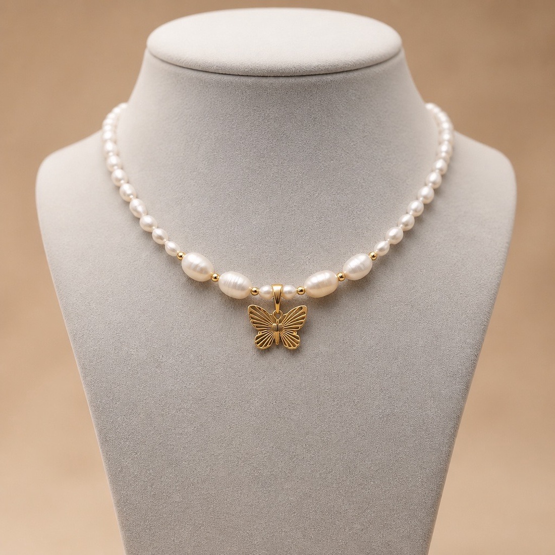Colier din Perle Naturale de Cultură cu Pandantiv Fluture din Oțel Inoxidabil Placat cu Aur 18K - bijuterii - coliere - coliere din perle - Artynos.ro